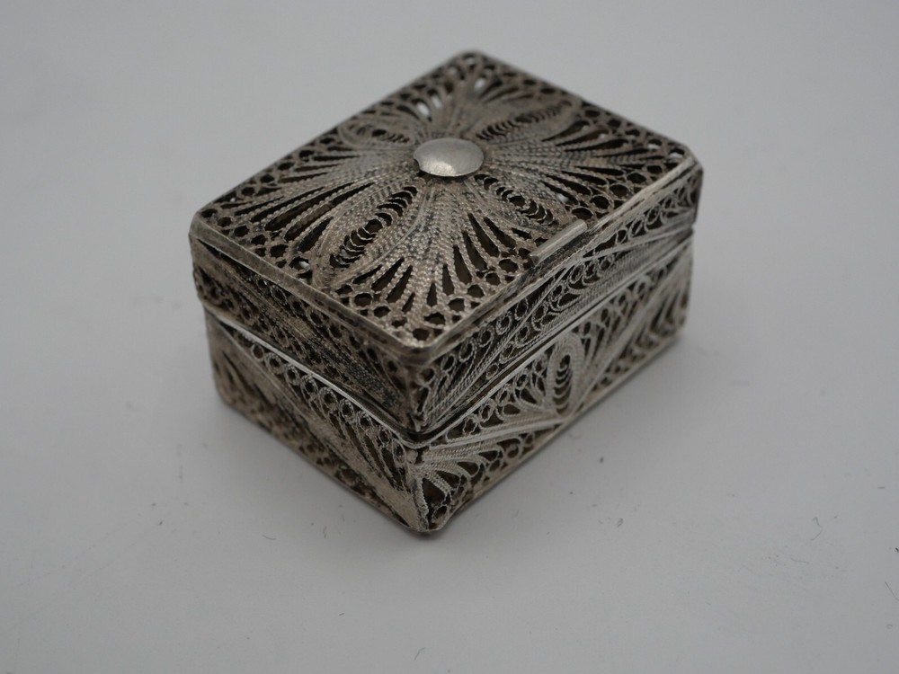 BEAUTIFUL SOLID SILVER FILIGREE PILL BOX