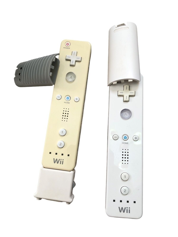 Black Nintendo Wii Console Bundle with Memory Card, Game Disc & 2 Controller