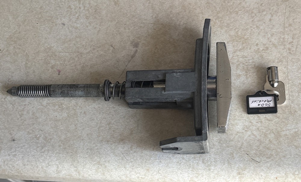 Dixie Narco T handle with posts (for coin chute) includes lock and One keys