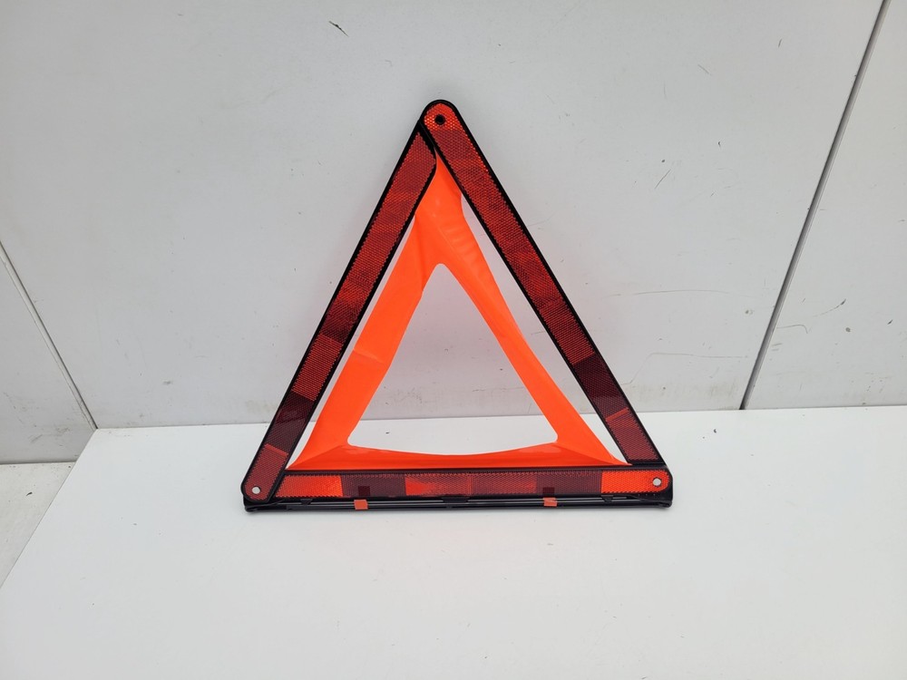 AUDI A4 B9 2024 HAZARD WARNING TRIANGLE 8K0860251C