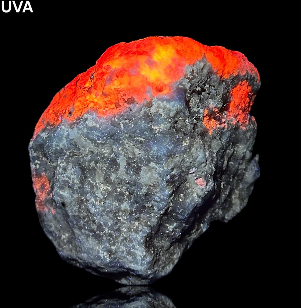 1342 Gr. Fluorescent Phosphorescent Sharp Tenebrescnet Hackmanite, Fluorapatite
