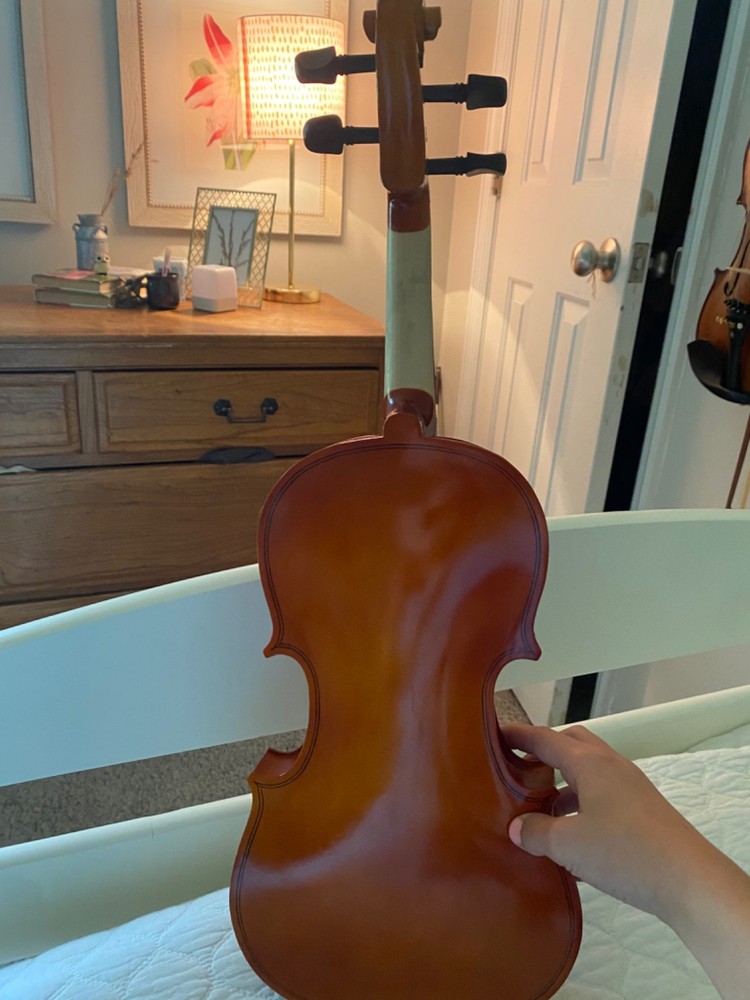 Light brown violin with bow and resin