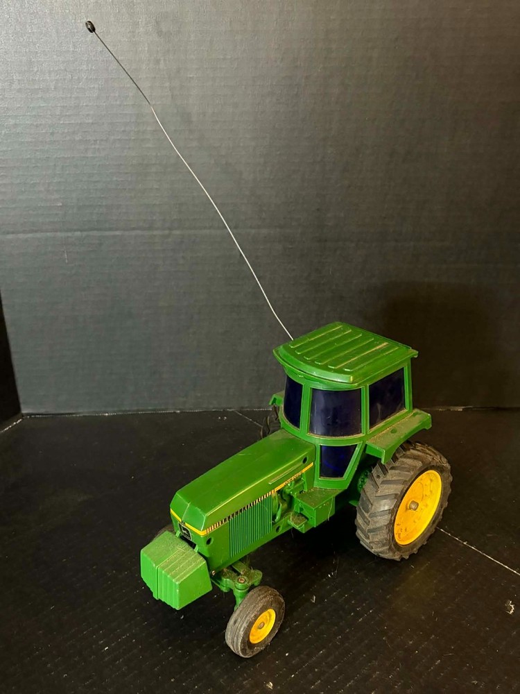 ERTL JOHN DEERE 9-FUNCTION RADIO CONTROLLED TRACTOR NOT TESTED NO CONTROLLER