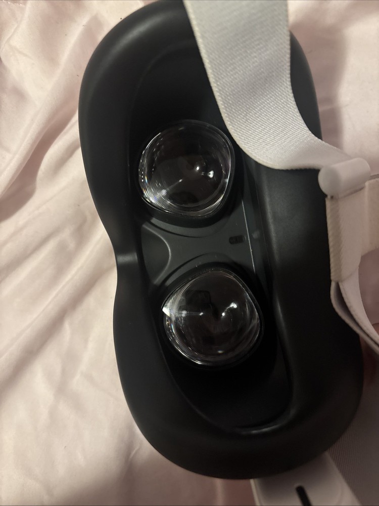 Oculus Quest 2 128GB Pre-owned with Controllers and Case