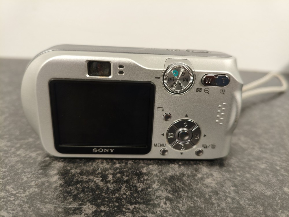 SONY CYBER-SHOT DSC-P200 compact digital camera SILVER 7.2MP UNTESTED