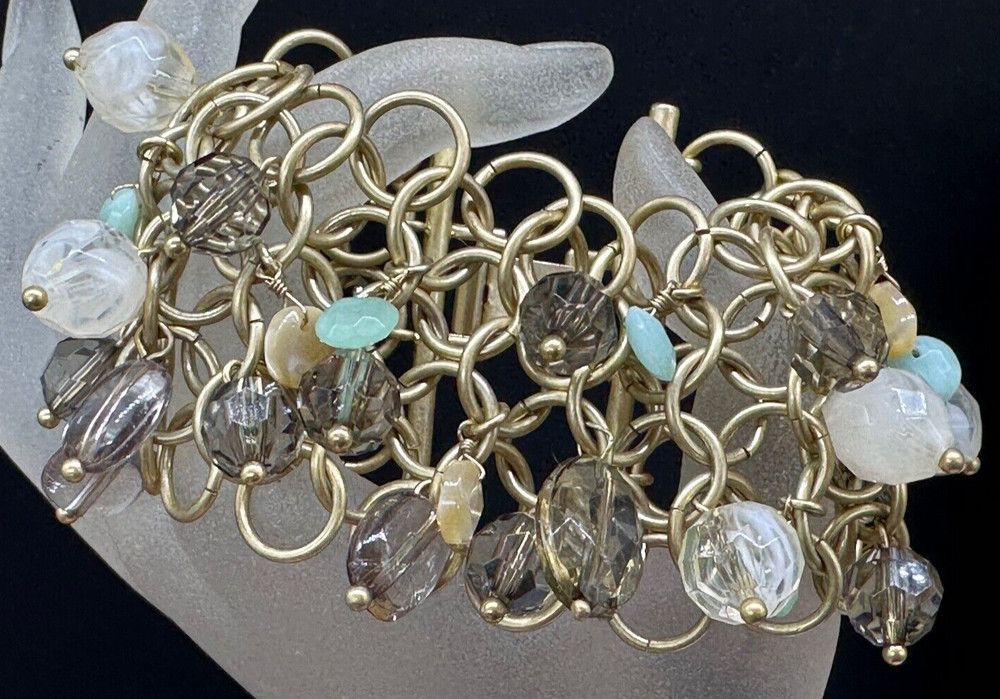 ESTATE GOLD TONE LOOP HOOP LINK SHELL LUCITE BEAD MULTI CHARM BRACELET