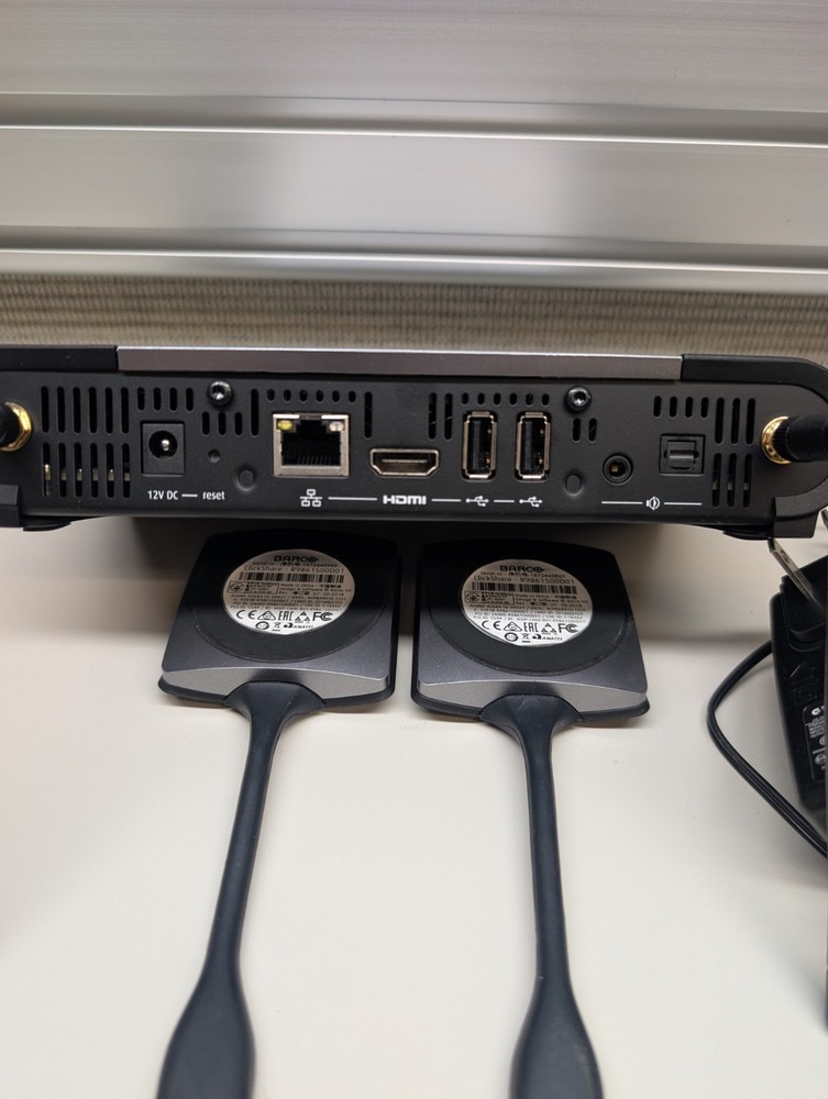 Barco ClickShare CSE-200 Wireless Presentation System w/2 Clickshare Buttons!!