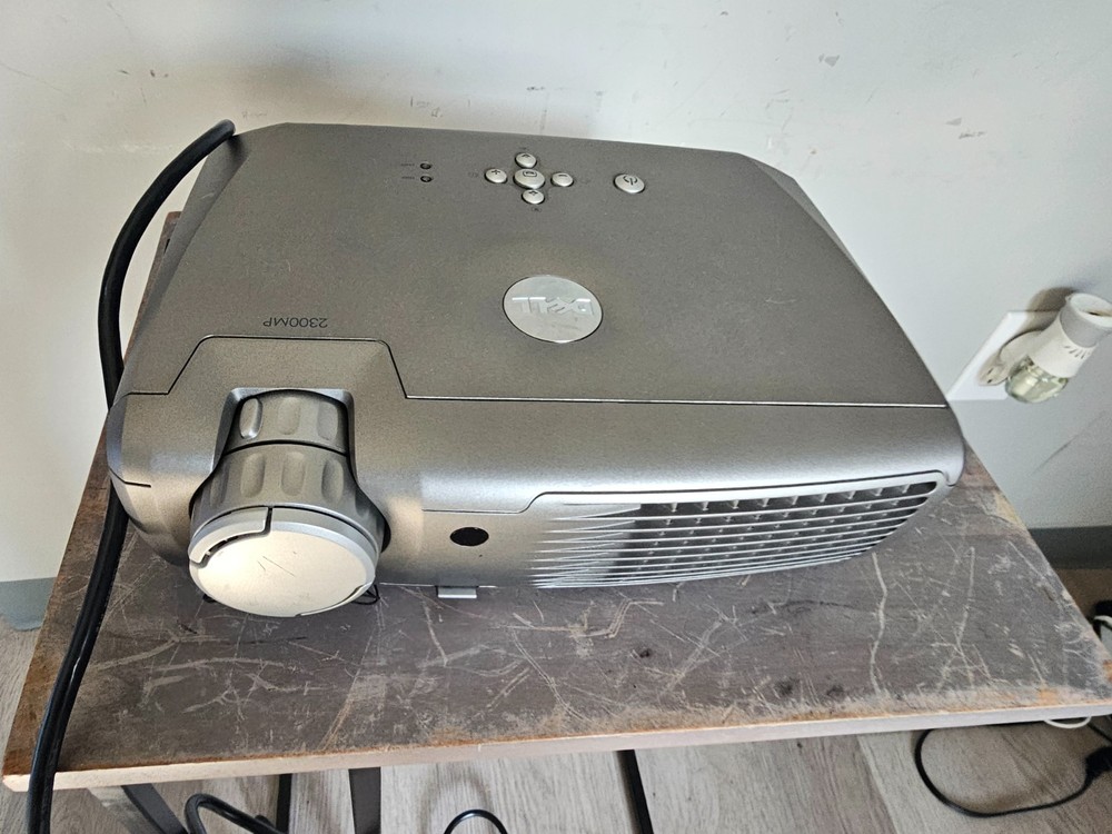 Dell 2300MP DLP Projector with Cables, Remote, and Case