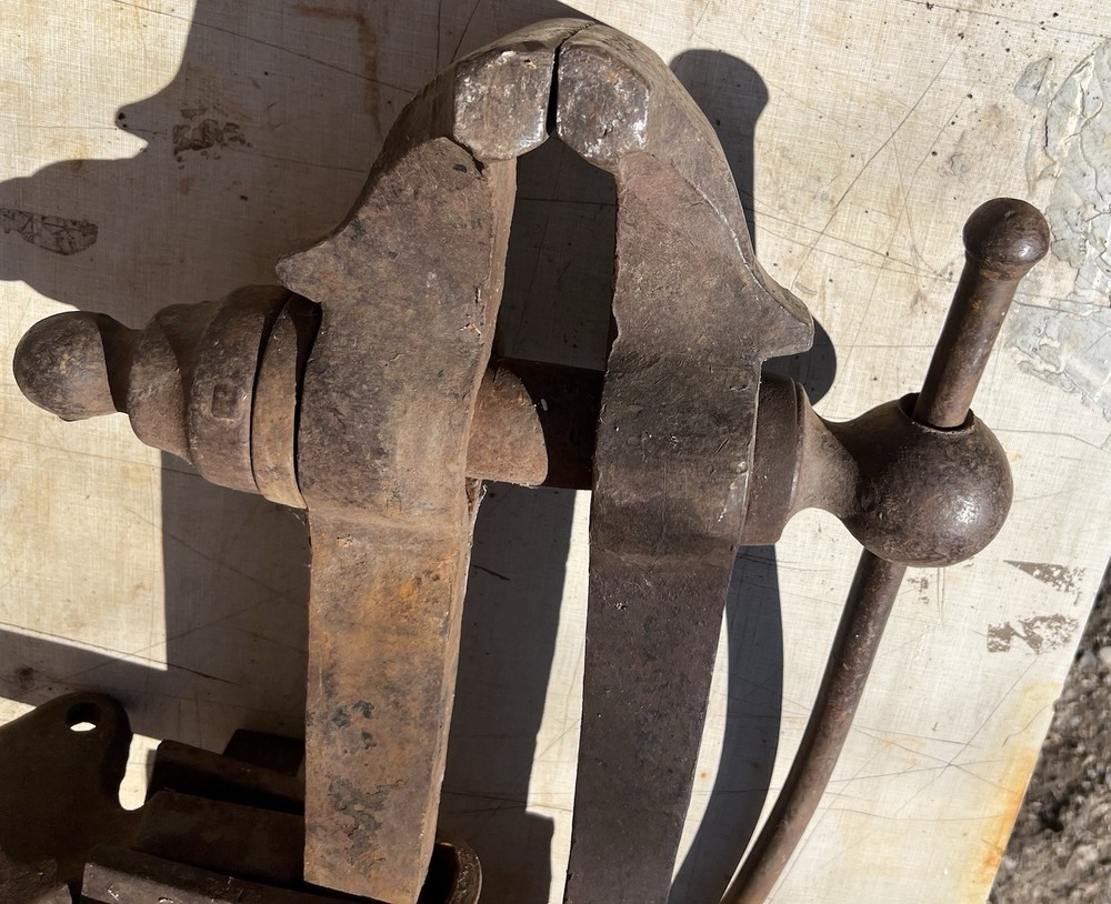5 1/4 Blacksmith Vice Antique 57 Lbs Post Leg
