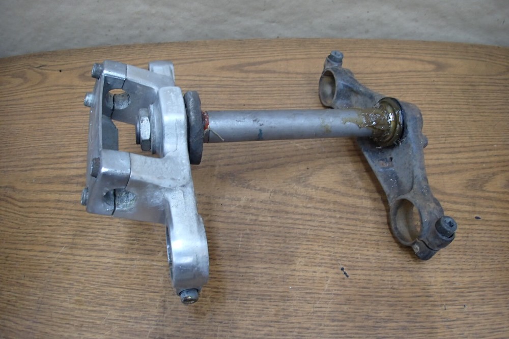 1984 HONDA VT700C SHADOW TRIPLE TREE STEERING STEM
