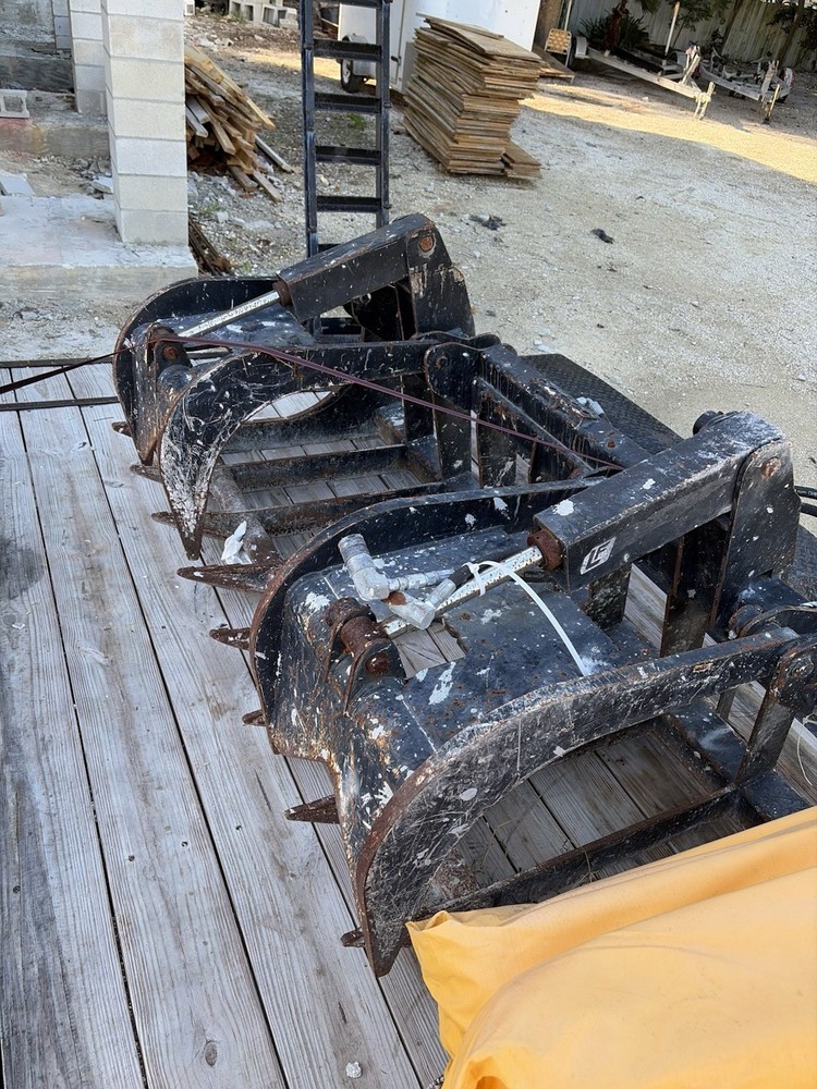 Bobcat 89” Hydraulic Grappler Attachment