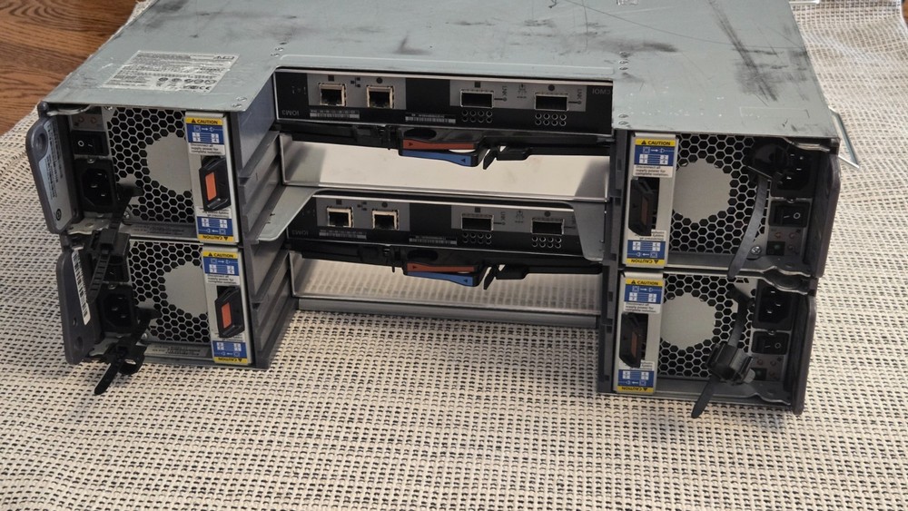 NETAPP DS4243 Disk Array Shelf with 24x SAS Trays