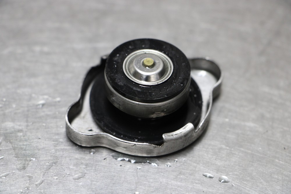 09-14 Yamaha R1 Engine Radiator Cap