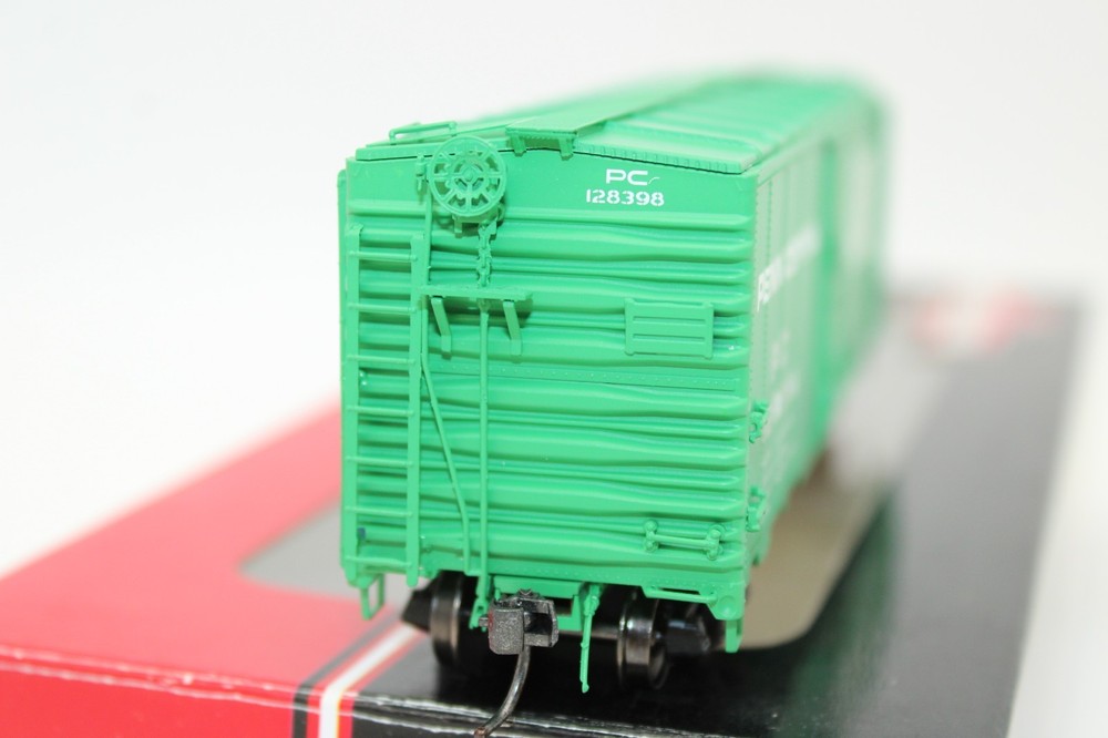 Intermountain HO Scale PC Penn Central Post War Box Car NOS