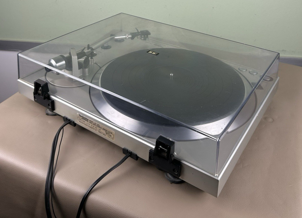 TECHNICS SL-1301 STEREO TURNTABLE
