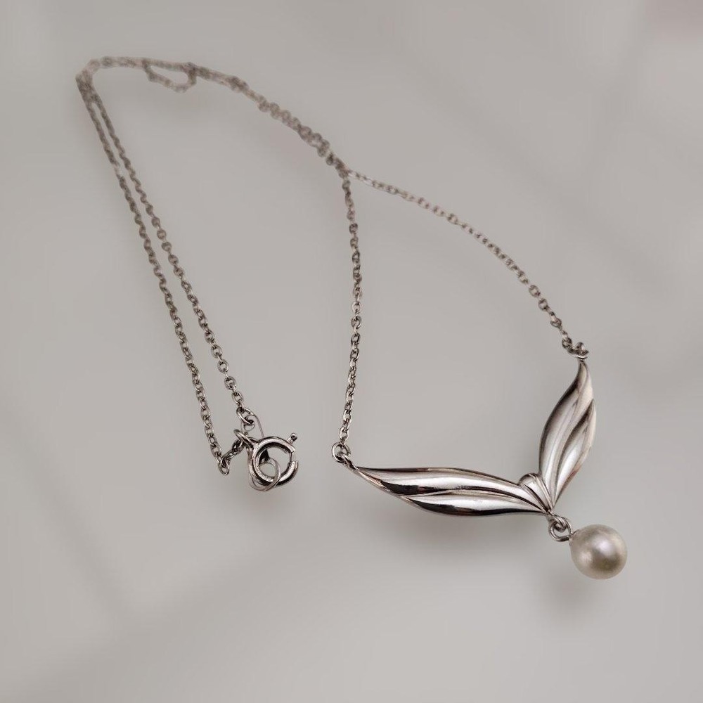 Mikimoto? Silver feather design necklace with pearls