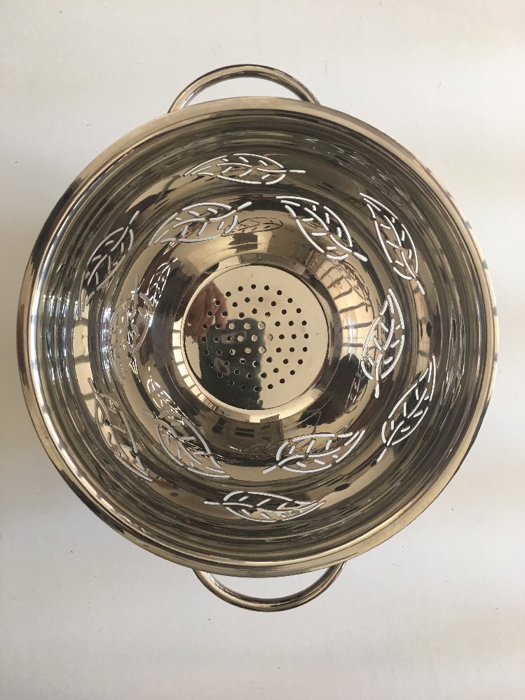 COLANDER LEAF DESIGN STAINLESS STEEL 5 QUART. NEW