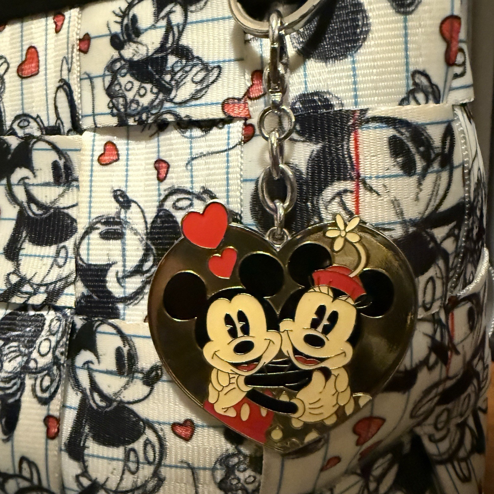 Harveys Disney Couture Minnie & Mickey Love Kiss Sketch Seatbelt Bag NWOT