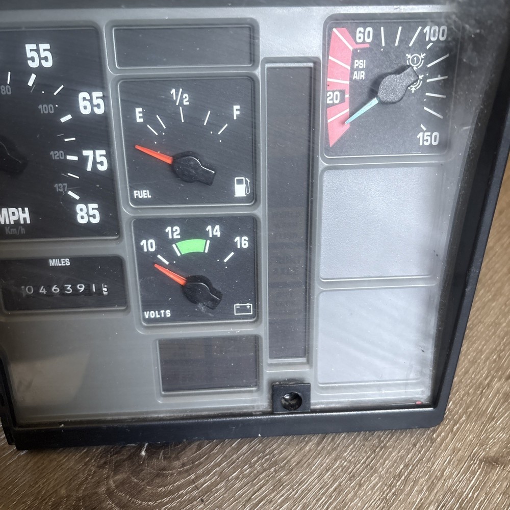 INTERNATIONAL 4900 INSTRUMENT CLUSTER