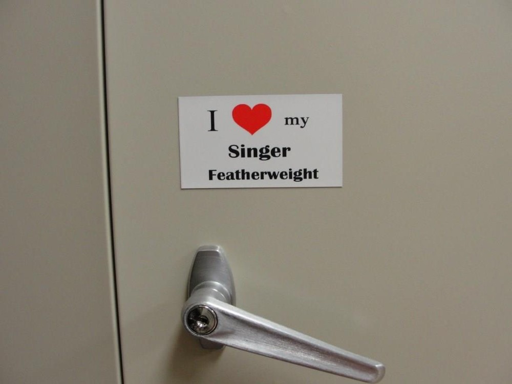 SINGER FEATHERWEIGHT SEWING MACHINE " THEMED MAGNET " (5 Pack)