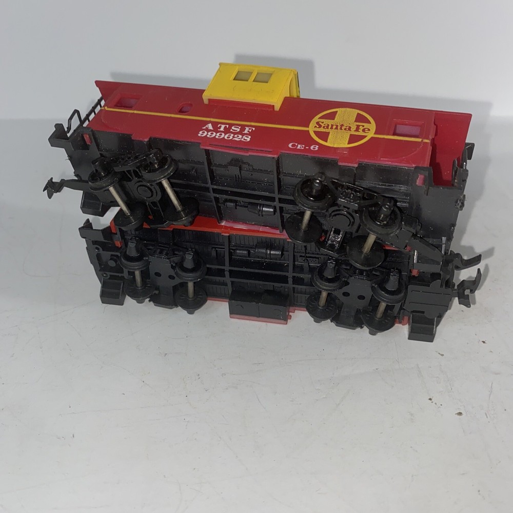 Ho scale ATSF cabooses Bachmann 999628/999246