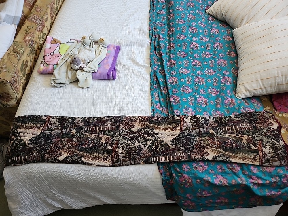 Amrose Table Runner