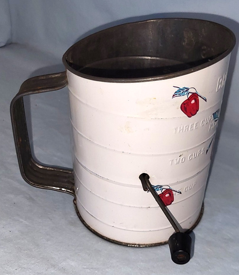 Bromwell's Three Cup Measuring Sifter Apples Design