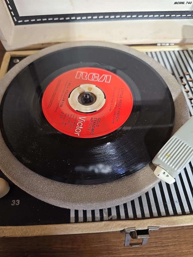 VINTAGE BEAM PORTABLE RECORD PLAYER SUITCASE TURNTABLE