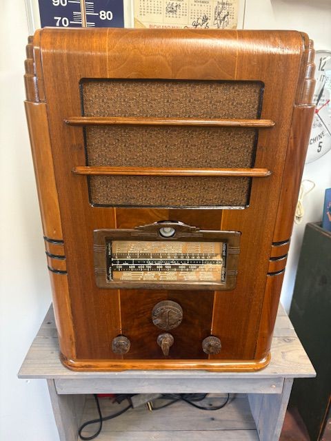 Silvertone 4765 Tombstone Radio