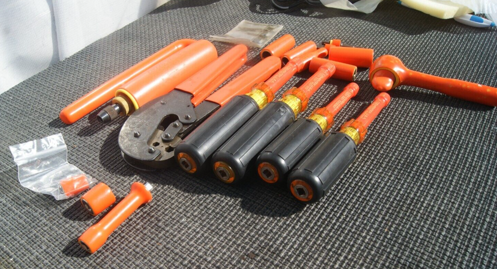 CEMENTEX 18 PIECES INSULATED HAND TOOLS AND 4 BLADES