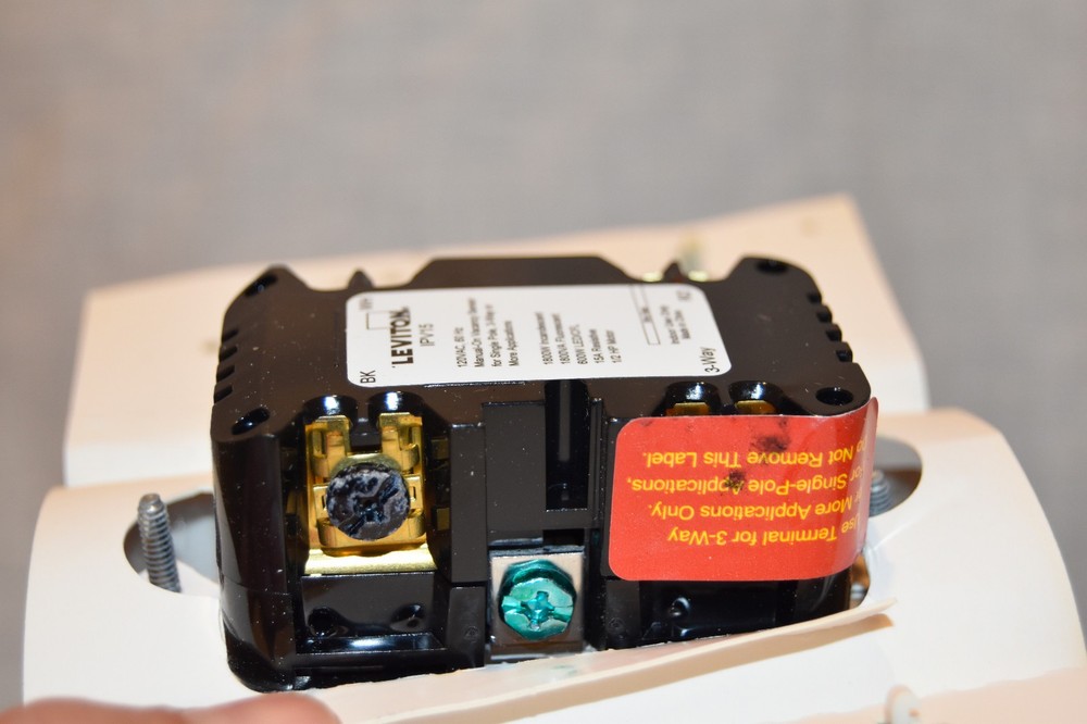 LEVITON Decora Vacancy Motion Sensor In-Wall Switch WHITE, Manual-On, 15A (B10