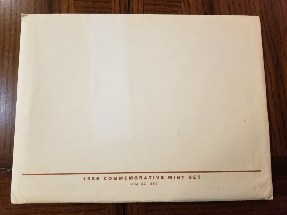 USPS 1986 Commemorative Stamp Yearbook with Complete Mint Stamps Great Condition
