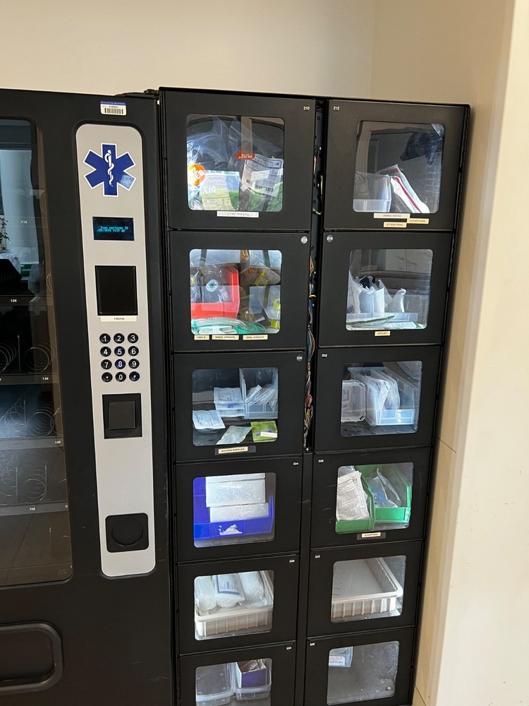 Vending machine (Wittern Model: 3535) double unit, 2 keys, great condition