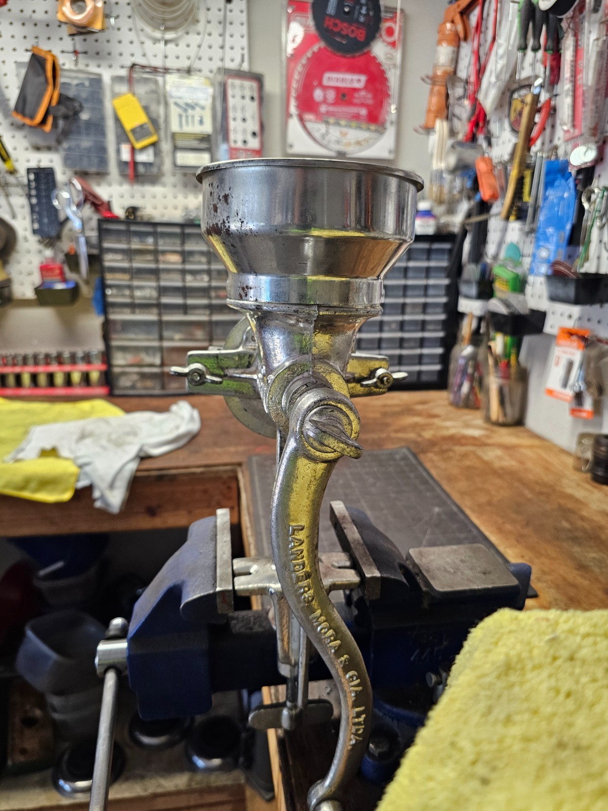 Vintage LANDERS CORONA Heavy Duty WHEAT CORN GRAIN MILL / GRINDER Hand Crank