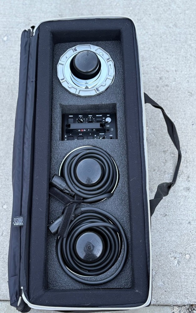 “Speedotron Black Line Studio Strobe Lighting Kit – Power Pack + Flash Heads + C