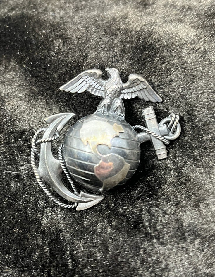 WWII STERLING USMC HAT CAP DEVICE