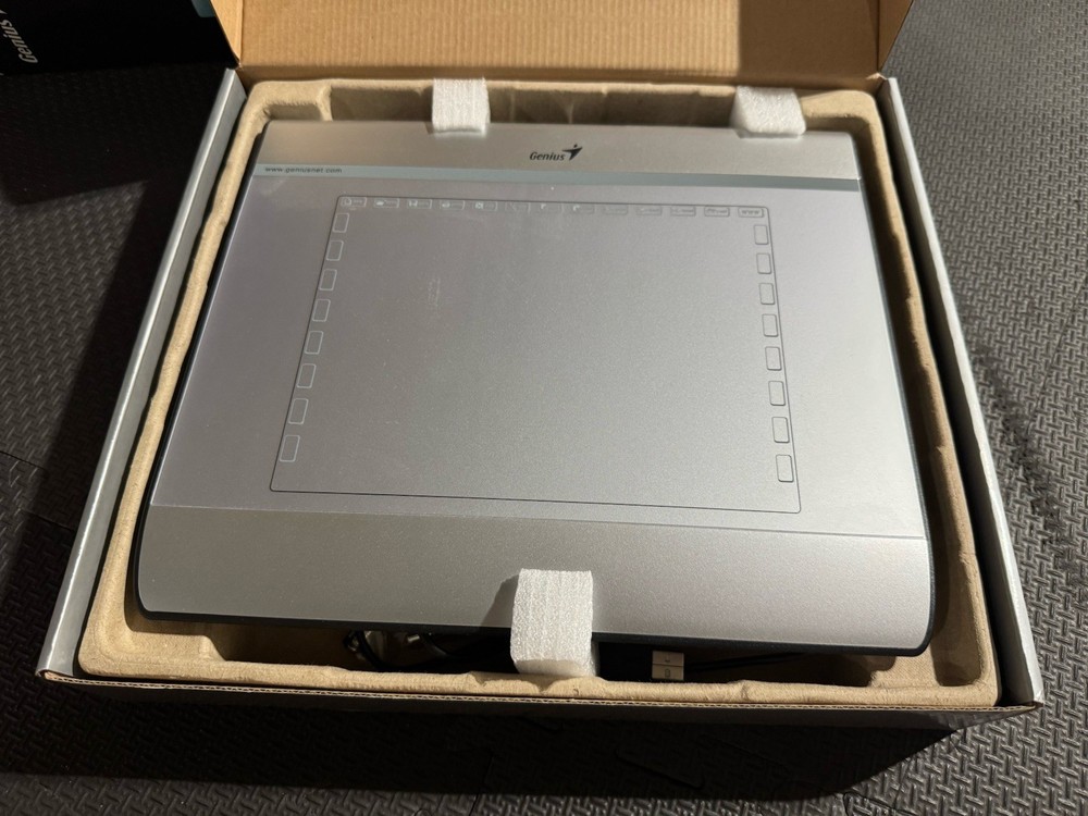 Genius MousePen i608 Graphic Tablet 8X6 Silver Open box Never Used