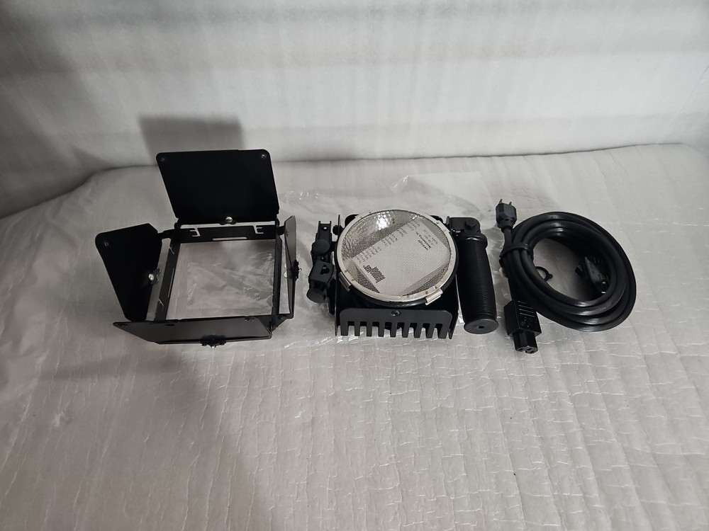 New lowel omni light W/ Cable