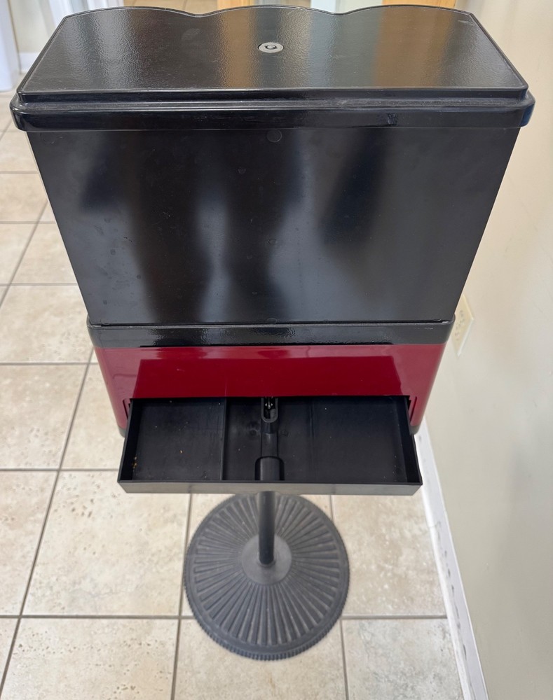 LYPC Triple Gumball/Candy Machine with 2 keys.