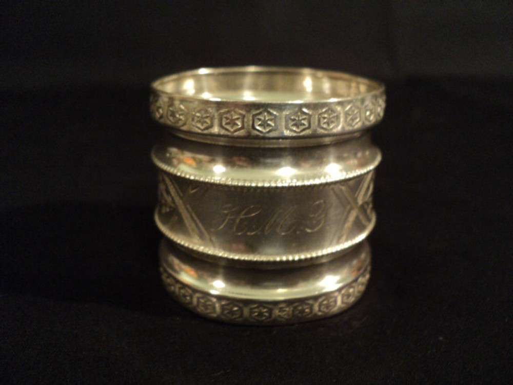 VICTORIAN STERLING SILVER NAPKIN RING, ENGRAVED DESIGN