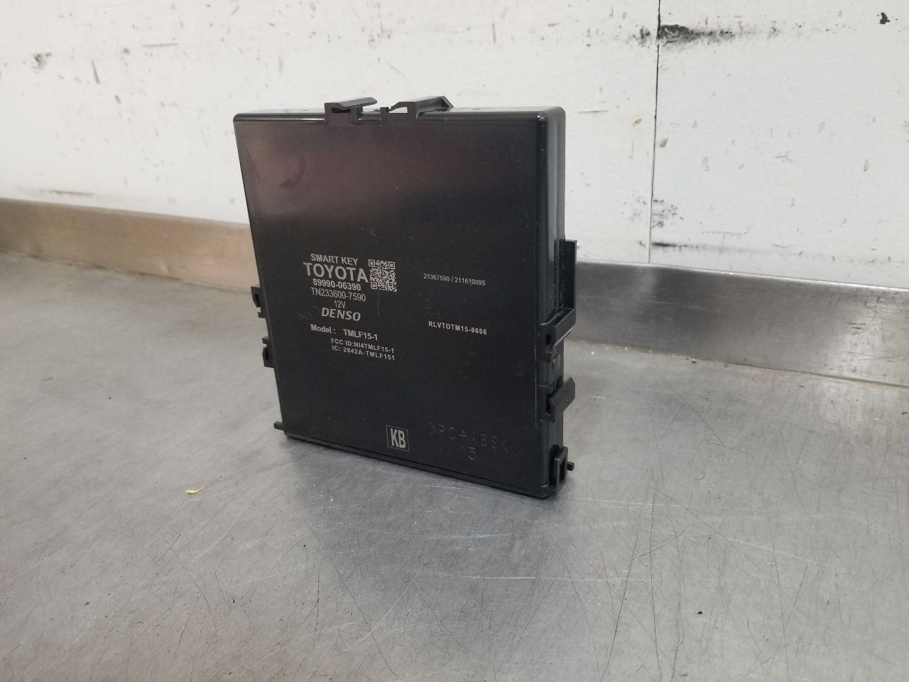 21 TOYOTA CAMRY THEFT LOCKING CONTROL MODULE 8999006390