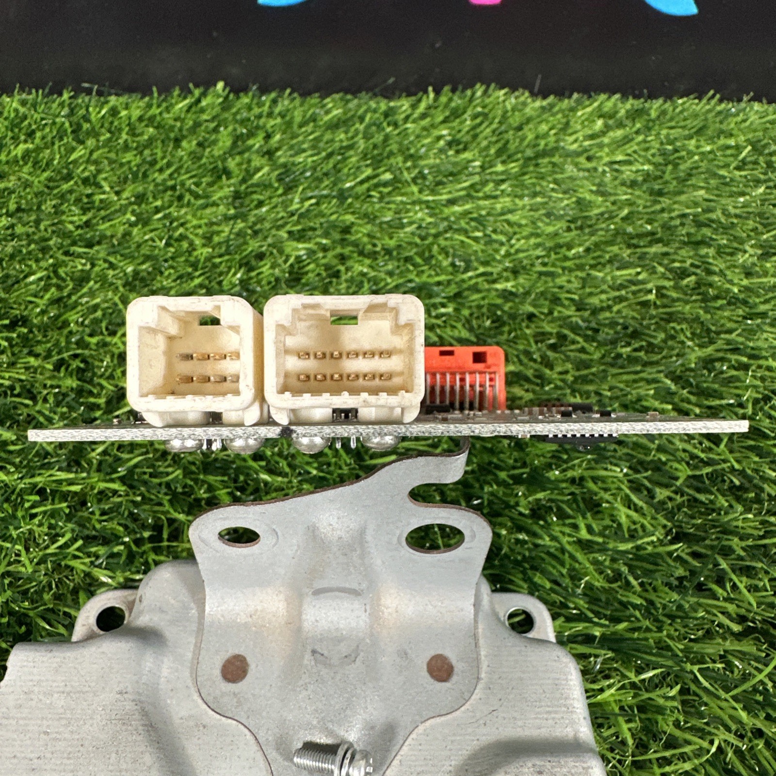 Toyota Prius Hybrid 2011-2015 Bettery Voltage Sensor Control module 89892-47080