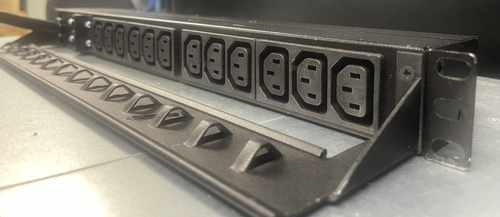 APC AP9571 Basic Rack PDU 208V w/ AP9569 Cable Mgmt bracket