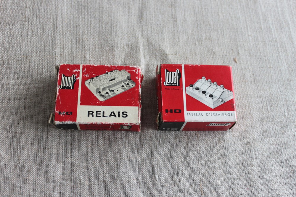 Jouef HO power controls a relay 9893 and a lighting panel 9891