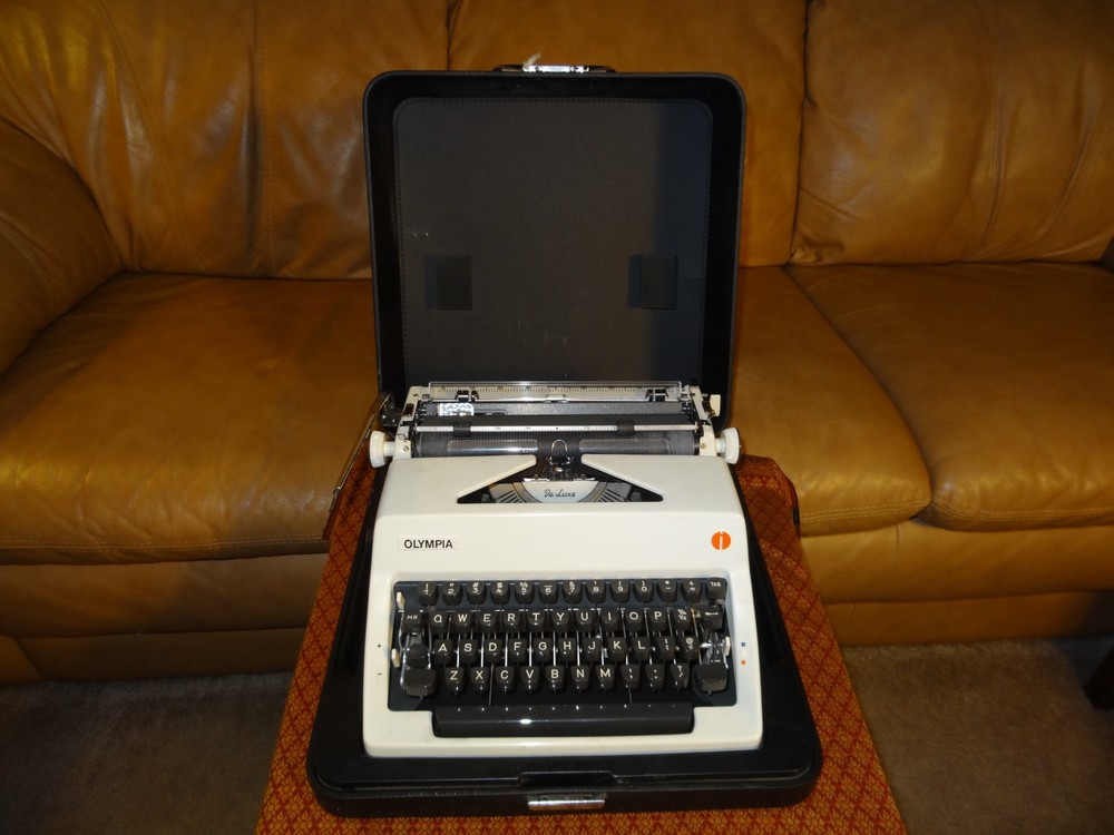 Olympia DELUXE SM9 White Typewriter + Case & Key