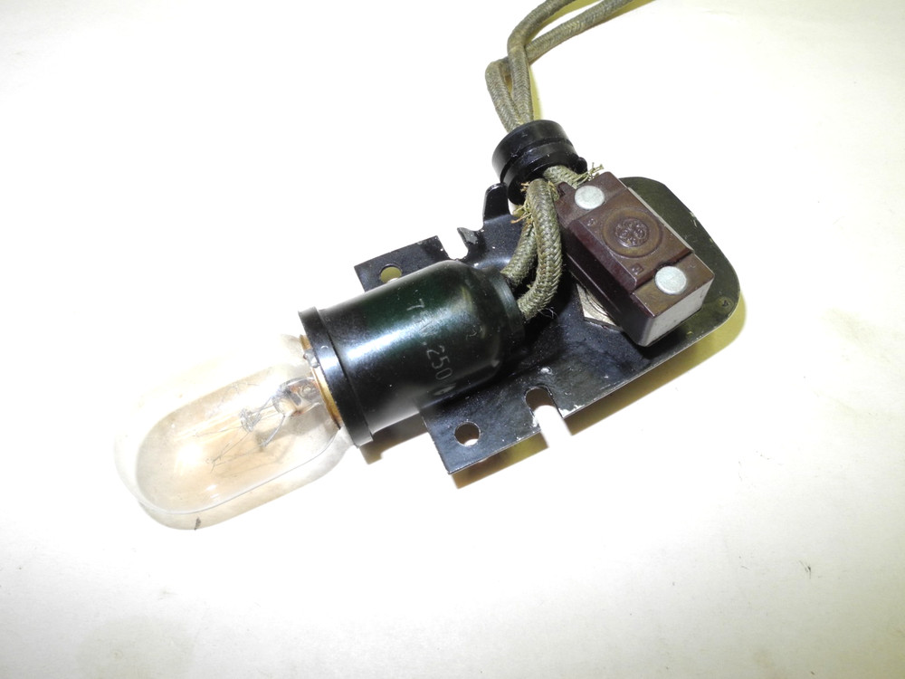VINTAGE WHITE SEWING MACHINE MODEL #77 COMPLETE LIGHT ASSEMBLY, 2 BULBS, NICE