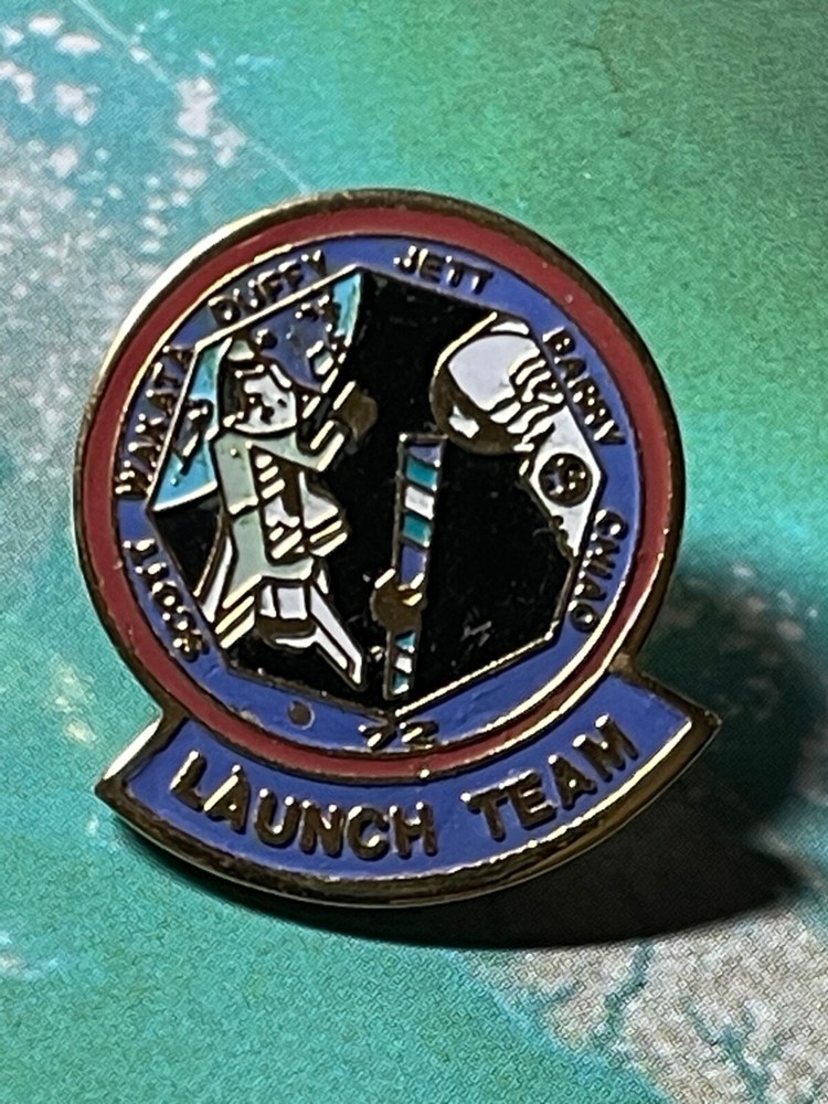 STS-72 SPACE SHUTTLE LAUNCH TEAM PIN BACK  LAPEL PIN