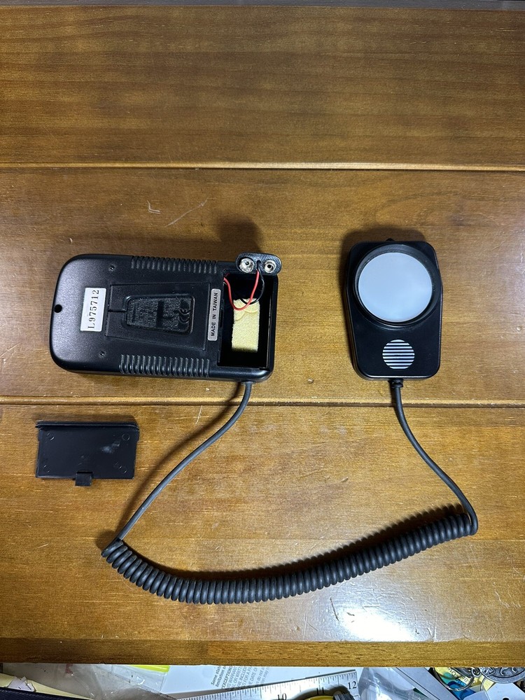 EXTECH 401027 FOOT CANDLE DIGITAL LIGHT METER - TWO RANGE 200FC/2000FC