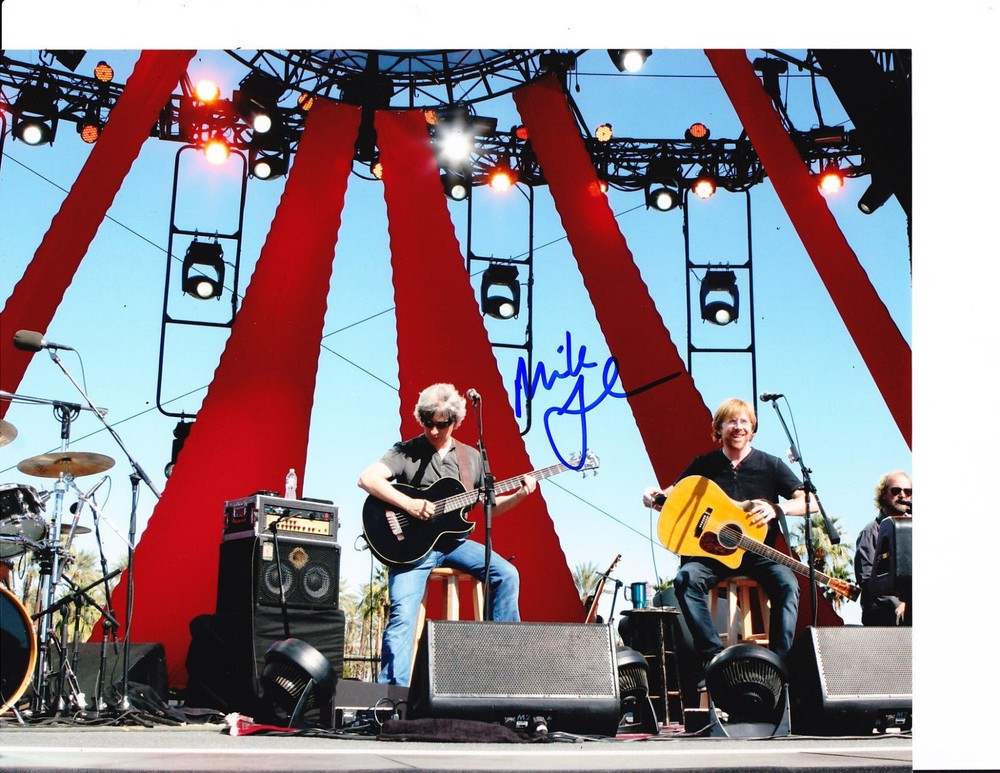 PHISH MIKE GORDON SIGNED POSED COOL STAGE 8X10