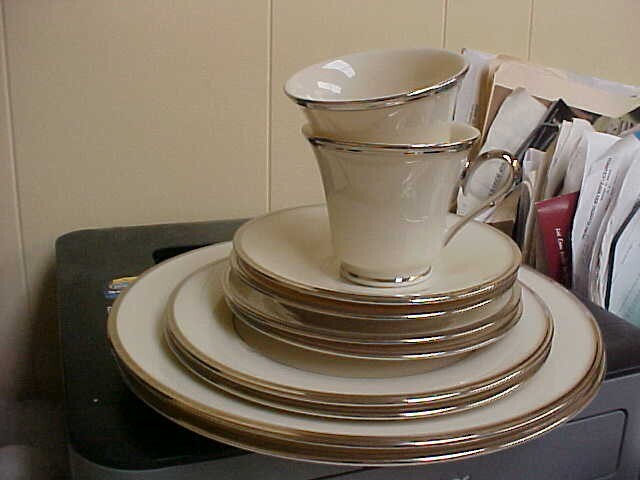 Lenox Solitaire 10 Piece Service For 2 FIRST Quality
